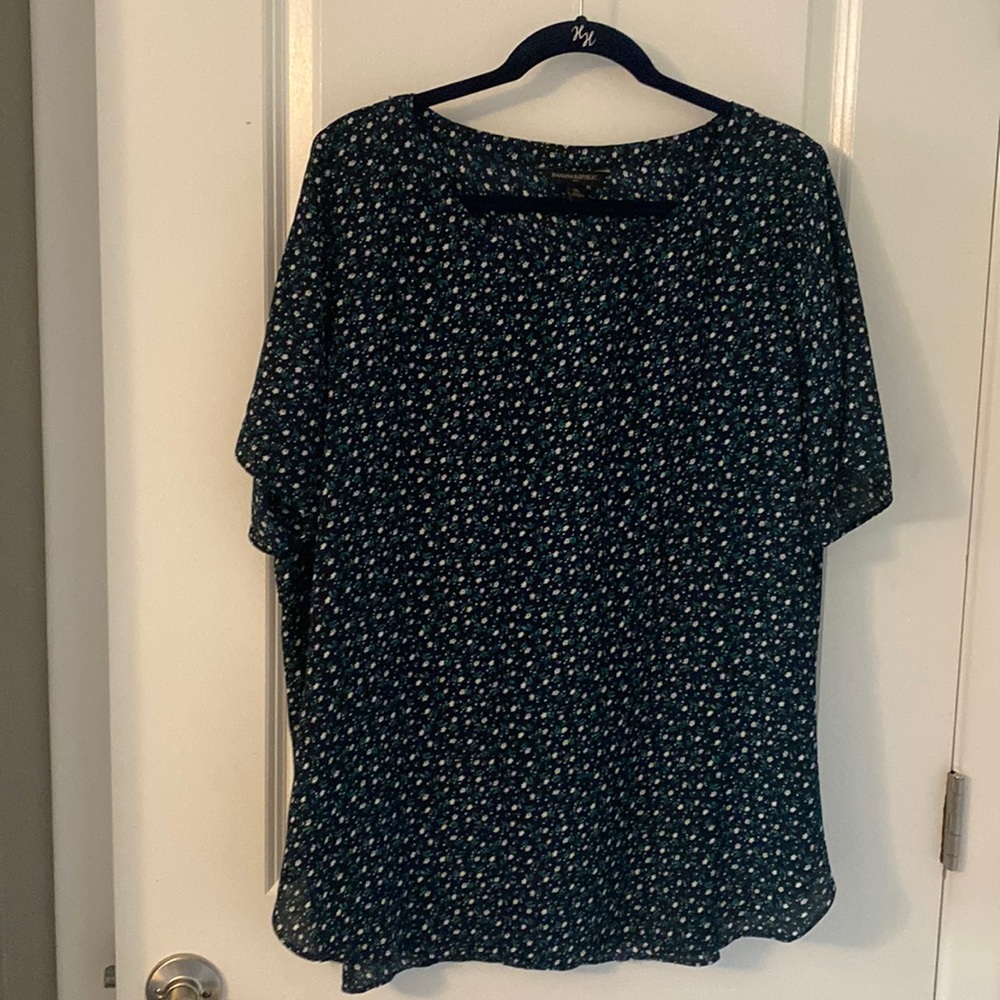 Banana Republic Size XL Navy, White and Green floral short sleeved top.
